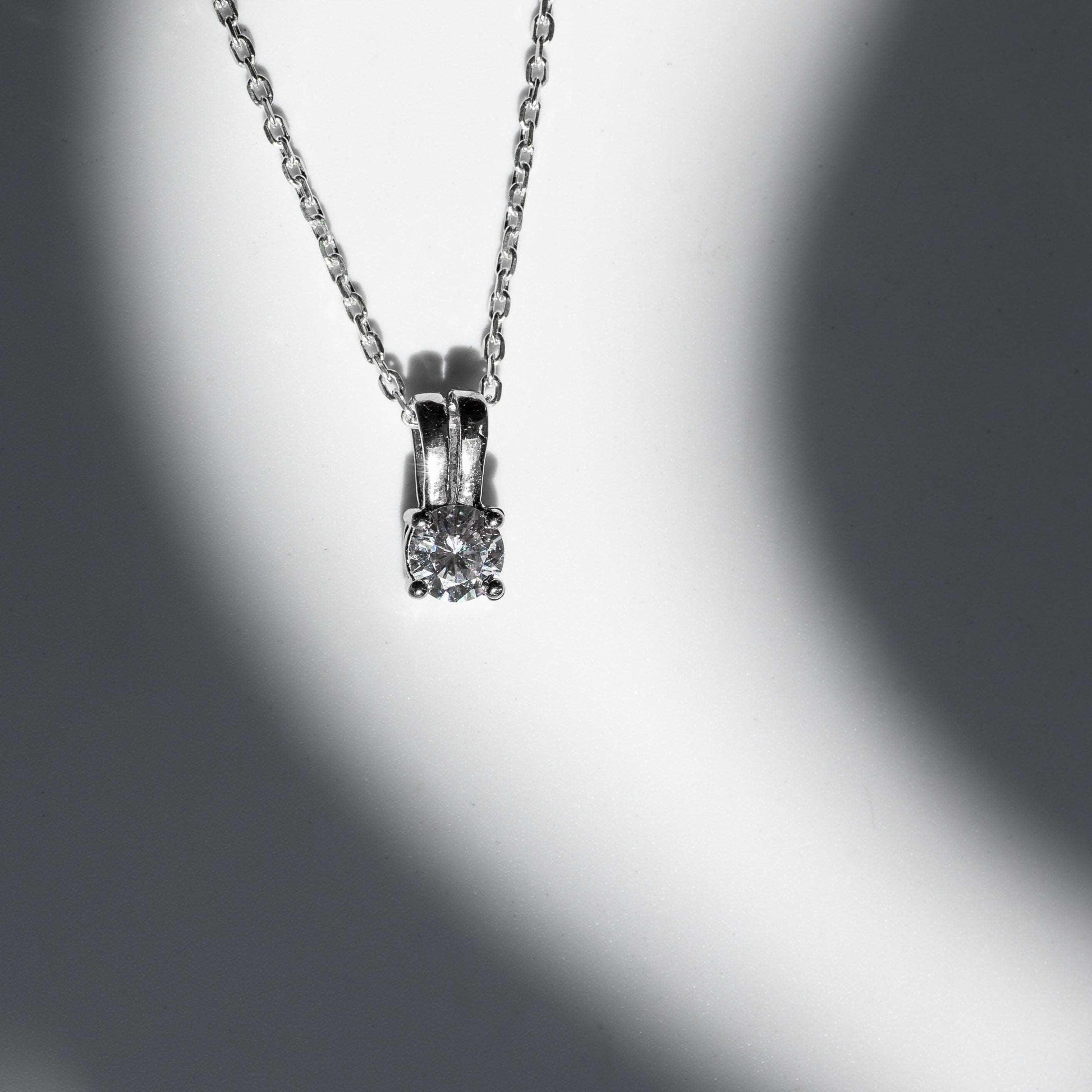 "Elegant silver necklace adorned with freshwater pearls and Swarovski crystals"